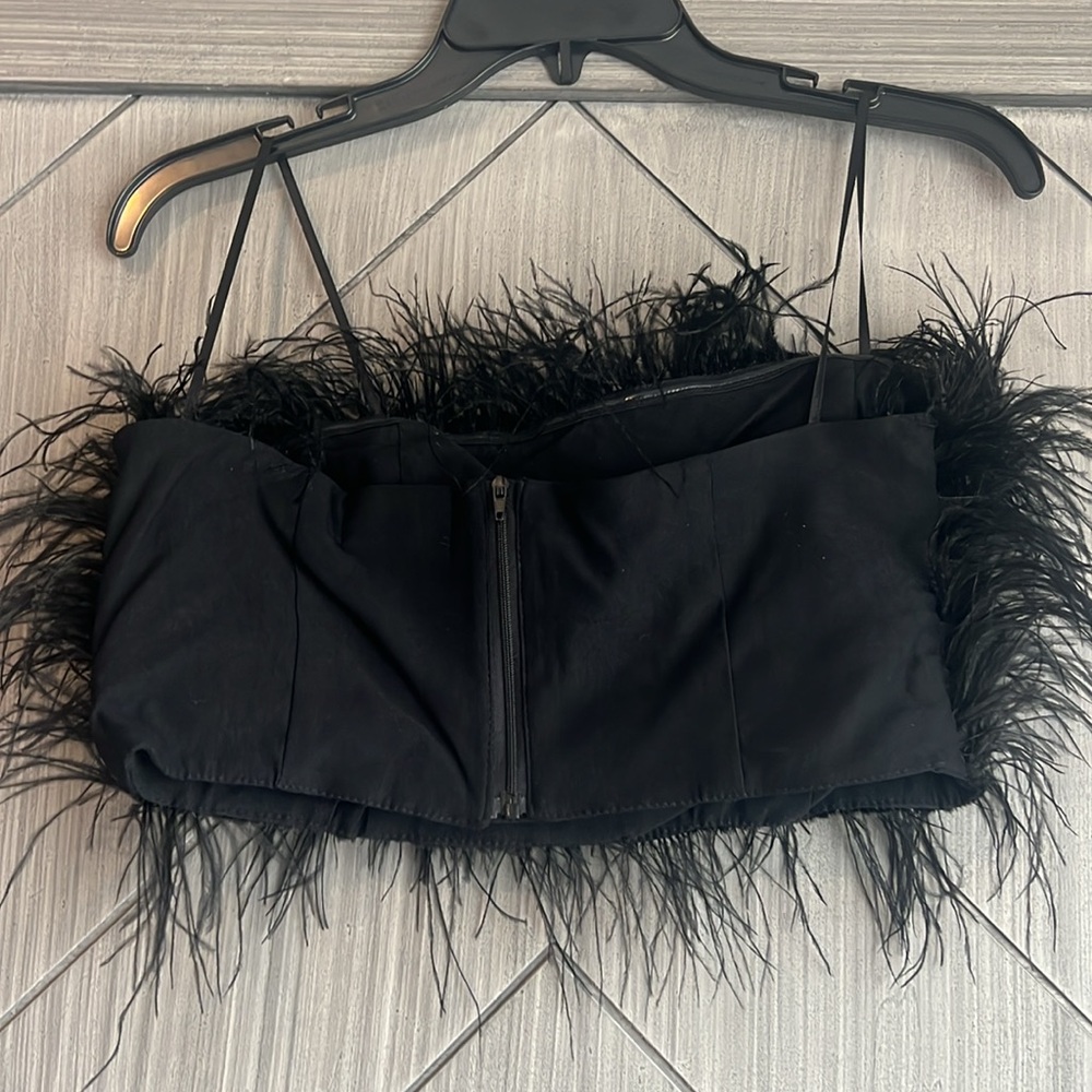 Super cute feathered Bandow top with a zipper back size small - Picture 3 of 3